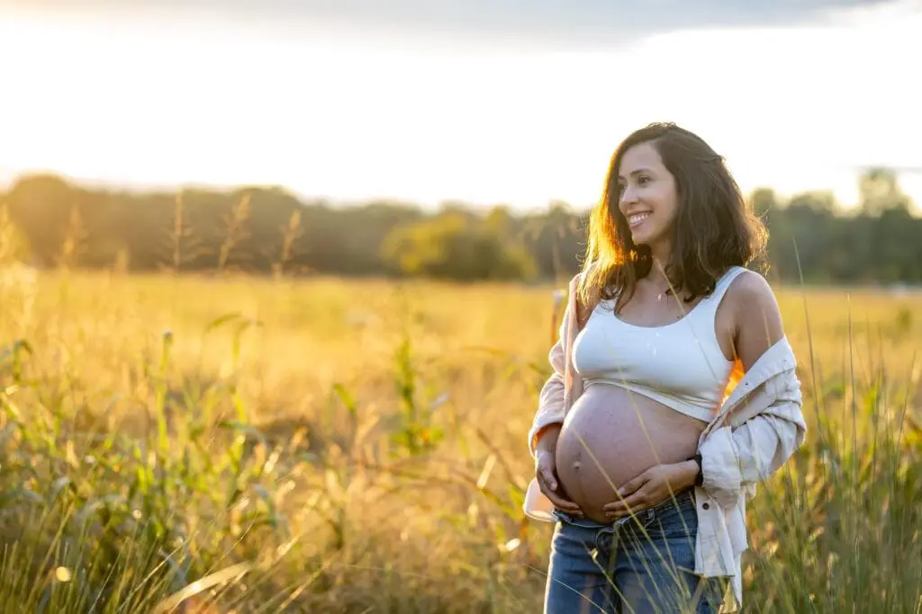 Sunset photography of pregnant woman in the golden hour in Atlanta parks